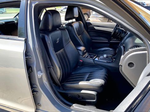 Used 2019 Chrysler 300 S image 9