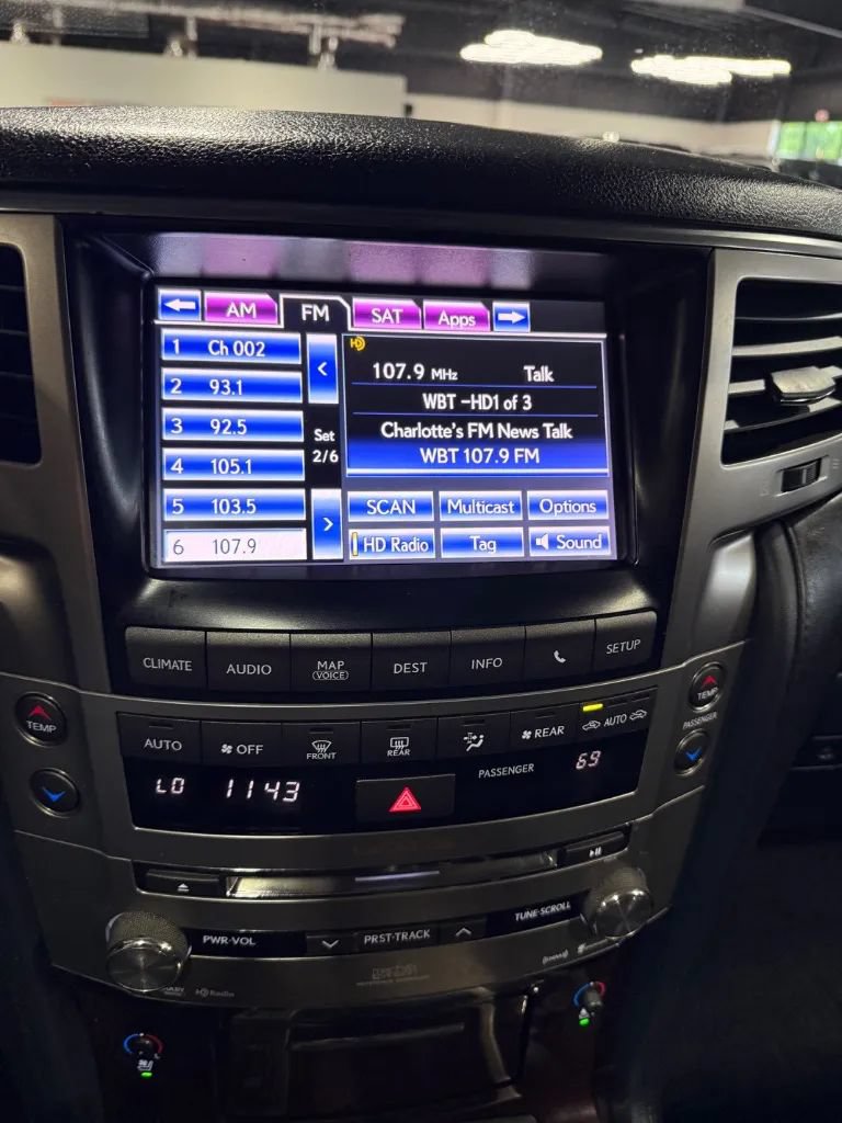 Used 2013 Lexus LX 570 4WD w/ Luxury Pkg image 21