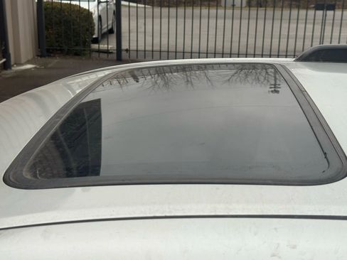 Used 2004 Pontiac Vibe w/ Moon And Tunes Value Package image 15