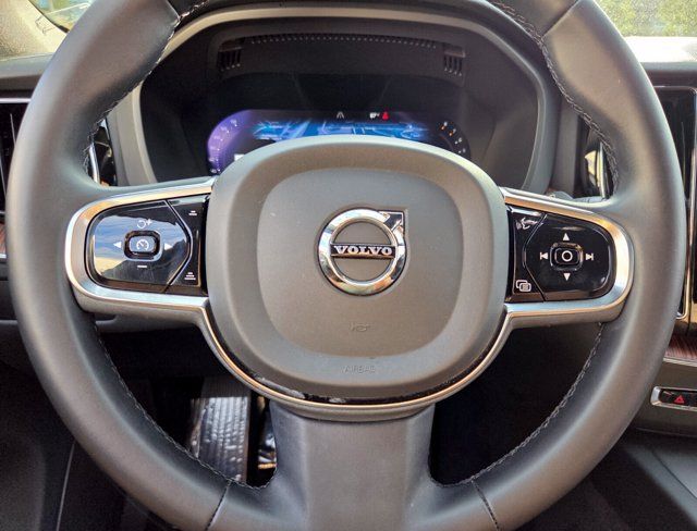 Certified 2024 Volvo XC60 B5 Plus AWD/4WD image 37