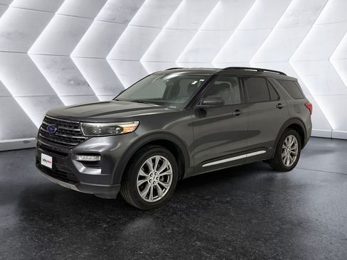Used 2020 Ford Explorer XLT w/ Equipment Group 202A RWD image 3