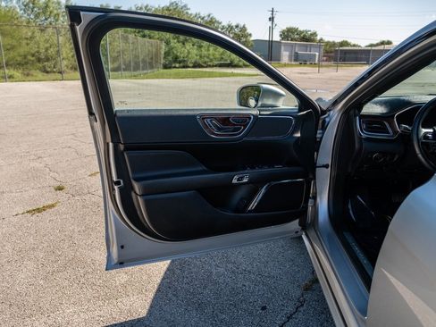 Used 2017 Lincoln Continental Select image 10