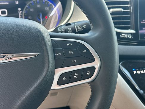 Used 2024 Chrysler Pacifica Touring-L FWD image 16