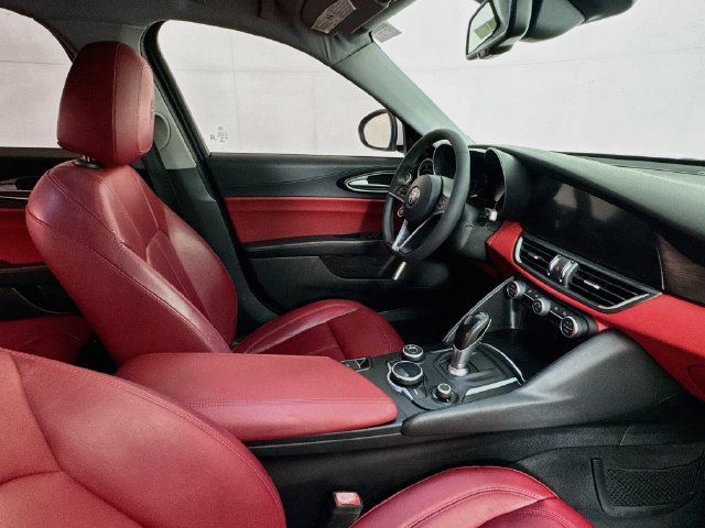 Used 2018 Alfa Romeo Giulia RWD image 26