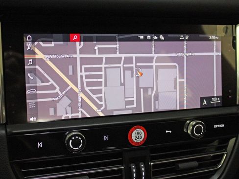 Certified 2025 Porsche Macan AWD/4WD image 26