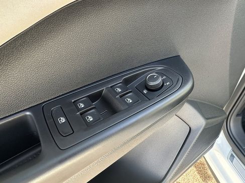 New 2026 Volkswagen Taos SE FWD image 18