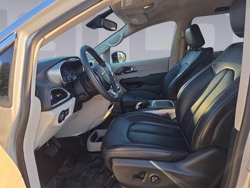 Used 2024 Chrysler Pacifica Touring-L FWD image 10
