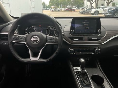 Used 2025 Nissan Altima 2.5 SV FWD image 13