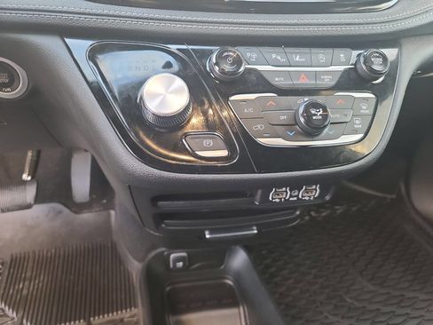 Used 2025 Chrysler Pacifica Select image 17