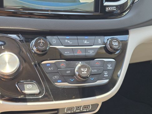 Used 2024 Chrysler Pacifica Touring-L FWD image 25
