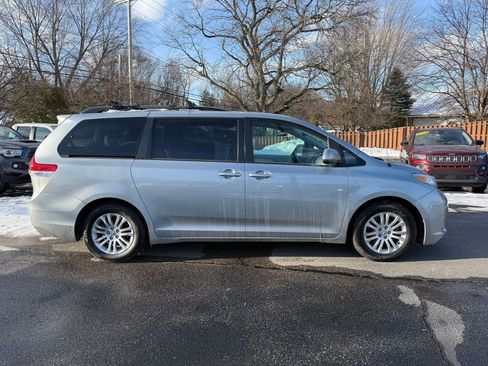 Used 2013 Toyota Sienna XLE image 3