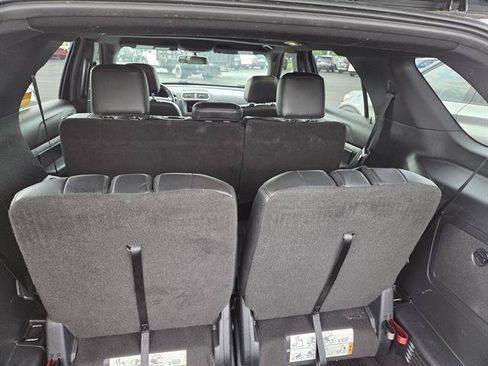 Used 2017 Ford Explorer XLT w/ Equipment Group 202A AWD/4WD image 5