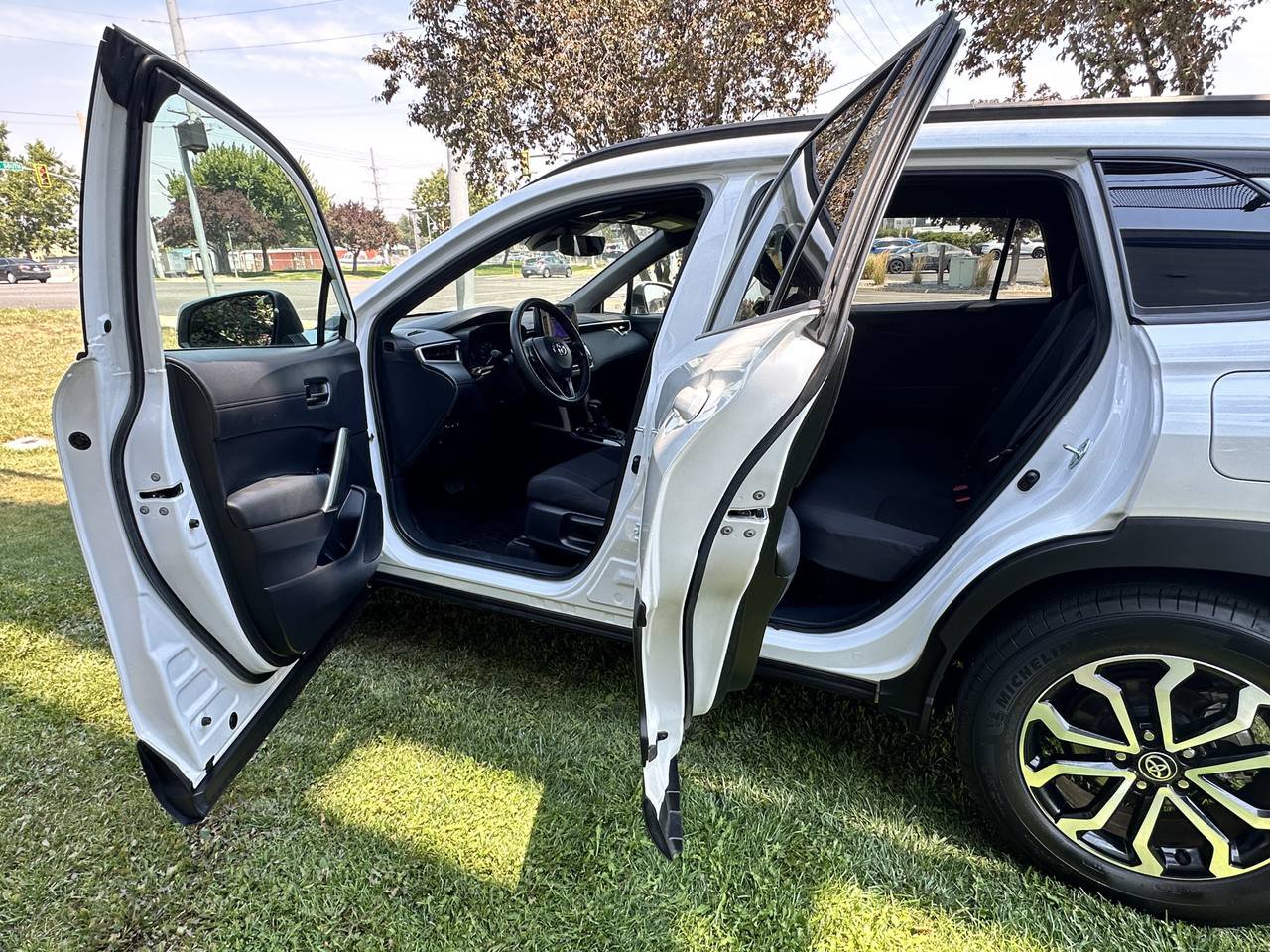 Used 2024 Toyota Corolla Cross AWD Hybrid image 19