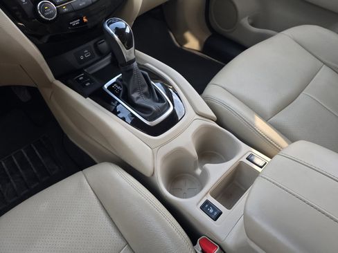 Used 2020 Nissan Rogue SV w/ Premium Package FWD image 16