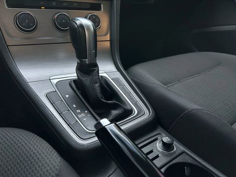 Used 2016 Volkswagen Golf S image 23