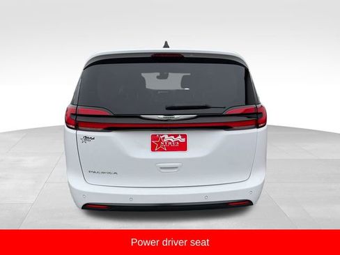 Used 2024 Chrysler Pacifica Touring-L image 6