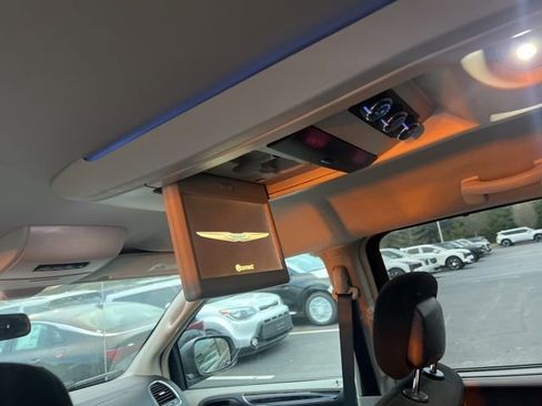 Used 2016 Chrysler Town & Country Touring image 8