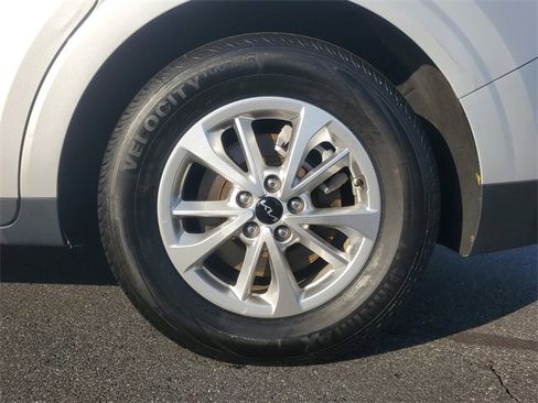 Used 2023 Kia Carnival LX image 7