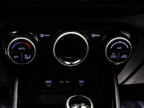 Used 2023 Hyundai Venue SEL image 19