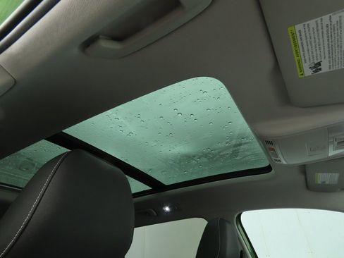 Certified 2025 Volkswagen Taos SE w/ Panoramic Sunroof Package image 16