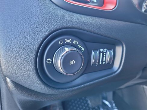 Used 2022 Jeep Renegade Trailhawk image 25