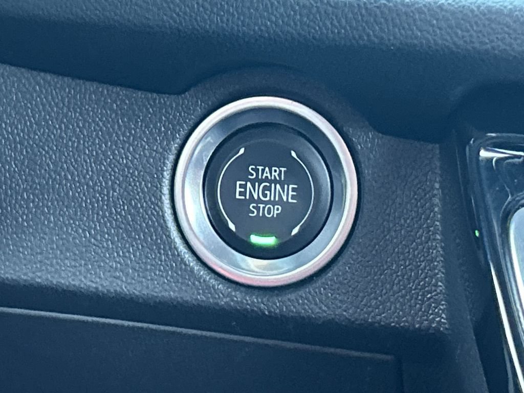 Used 2025 Chevrolet Traverse LT FWD image 17