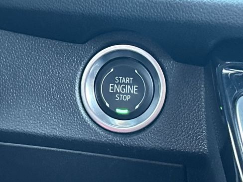 Used 2025 Chevrolet Traverse LT FWD image 17