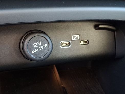 Certified 2024 Volvo XC40 B5 Core image 24