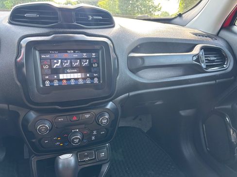 Used 2018 Jeep Renegade Altitude w/ Cold Weather Group FWD image 15