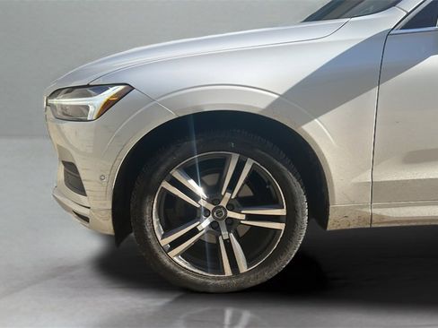 Used 2018 Volvo XC60 T5 Momentum w/ Vision Package image 9