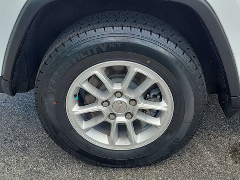 Used 2019 Jeep Grand Cherokee Laredo RWD image 7