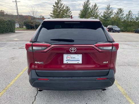 Used 2021 Toyota RAV4 XLE Premium image 7