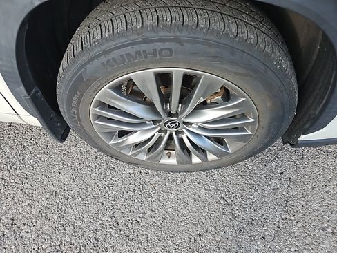 Used 2021 Toyota Highlander Platinum image 10