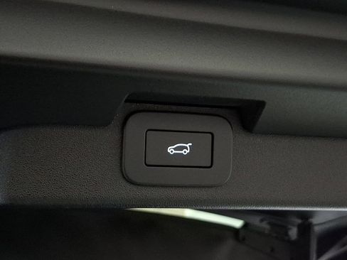 Certified 2025 Land Rover Discovery S image 24