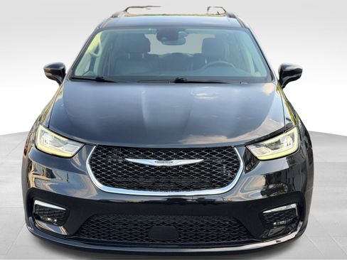 Used 2022 Chrysler Pacifica Touring-L FWD image 2