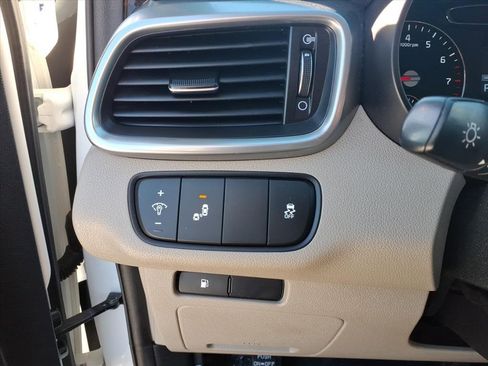 Used 2020 Kia Sorento LX w/ LX I4 Convenience Package image 17