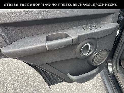 Used 2010 Jeep Commander Sport image 8