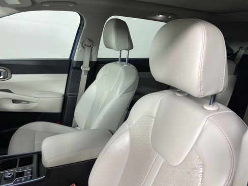 Used 2022 Kia Sorento EX w/ Panoramic Sunroof Package image 9