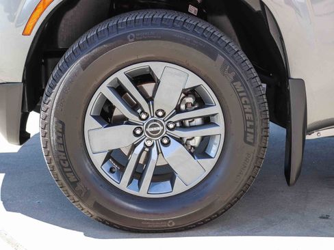 Used 2025 Nissan Frontier SV w/ SV Convenience Package RWD image 10