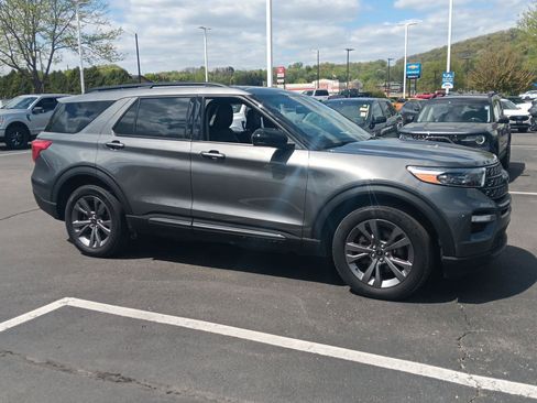 Used 2023 Ford Explorer XLT w/ Equipment Group 202A AWD/4WD image 2