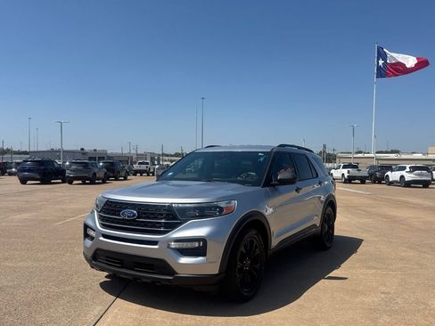 Used 2020 Ford Explorer XLT w/ Equipment Group 202A RWD image 8