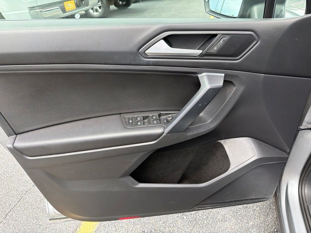 Used 2021 Volkswagen Tiguan SE w/ Panoramic Sunroof Package AWD/4WD image 12