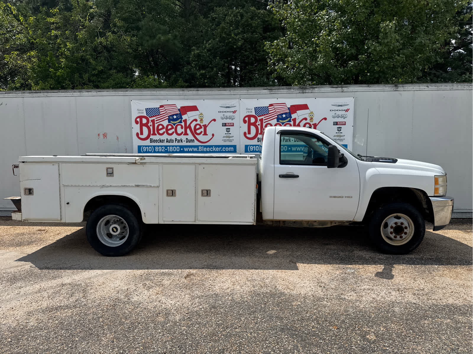 Used 2013 Chevrolet Silverado 3500 W/T RWD image 2