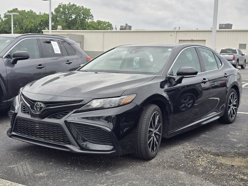 Used 2024 Toyota Camry SE w/ Cold Weather Package AWD/4WD image 3