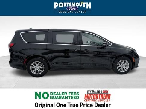 Used 2024 Chrysler Pacifica Touring-L image 6