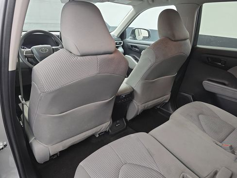 Used 2024 Toyota Highlander LE image 27