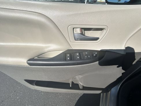 Used 2015 Toyota Sienna LE image 13
