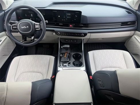 Used 2025 Kia Carnival EX image 11