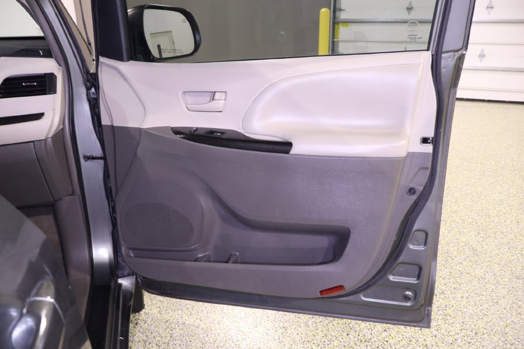 Used 2012 Toyota Sienna LE FWD image 35