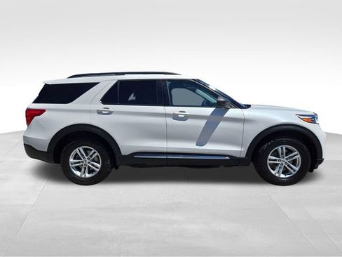 Used 2022 Ford Explorer XLT w/ Equipment Group 202A AWD/4WD image 16